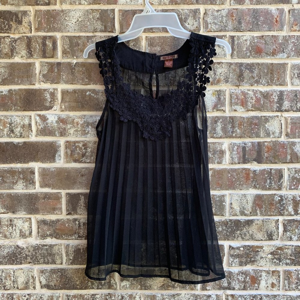 dm bm Sleeveless Pleated Top Blouse Lace Neckline